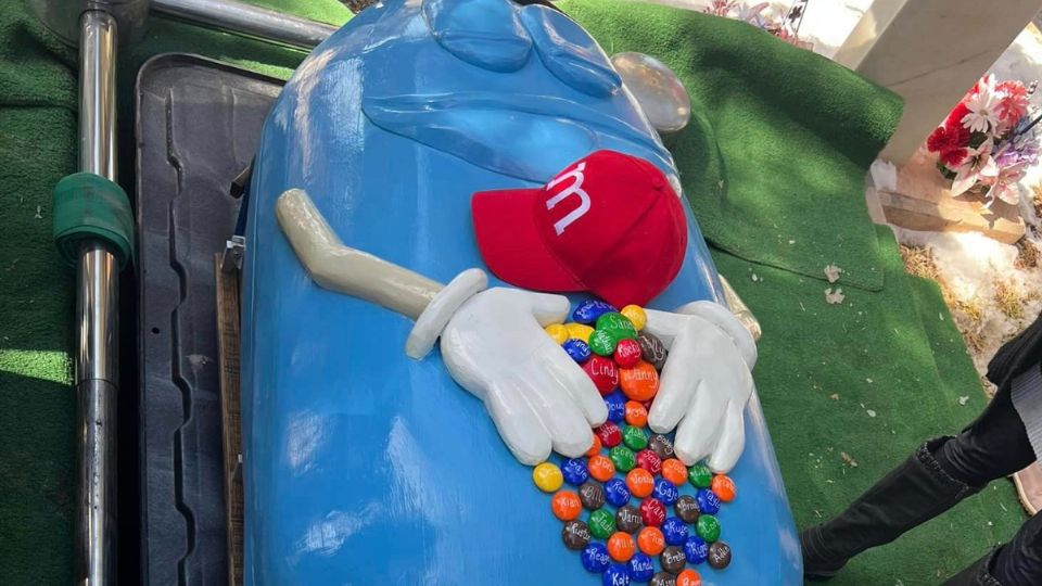 Abuela pide ser enterrada con ataúd de M&M, una petición divertida y memorable para honrar su legado.