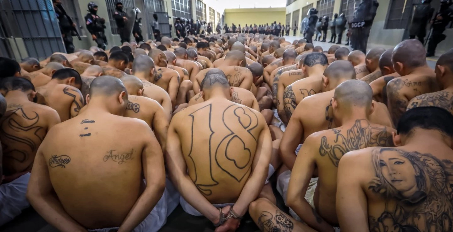 Traslado de pandilleros a megacárcel en El Salvador genera controversia