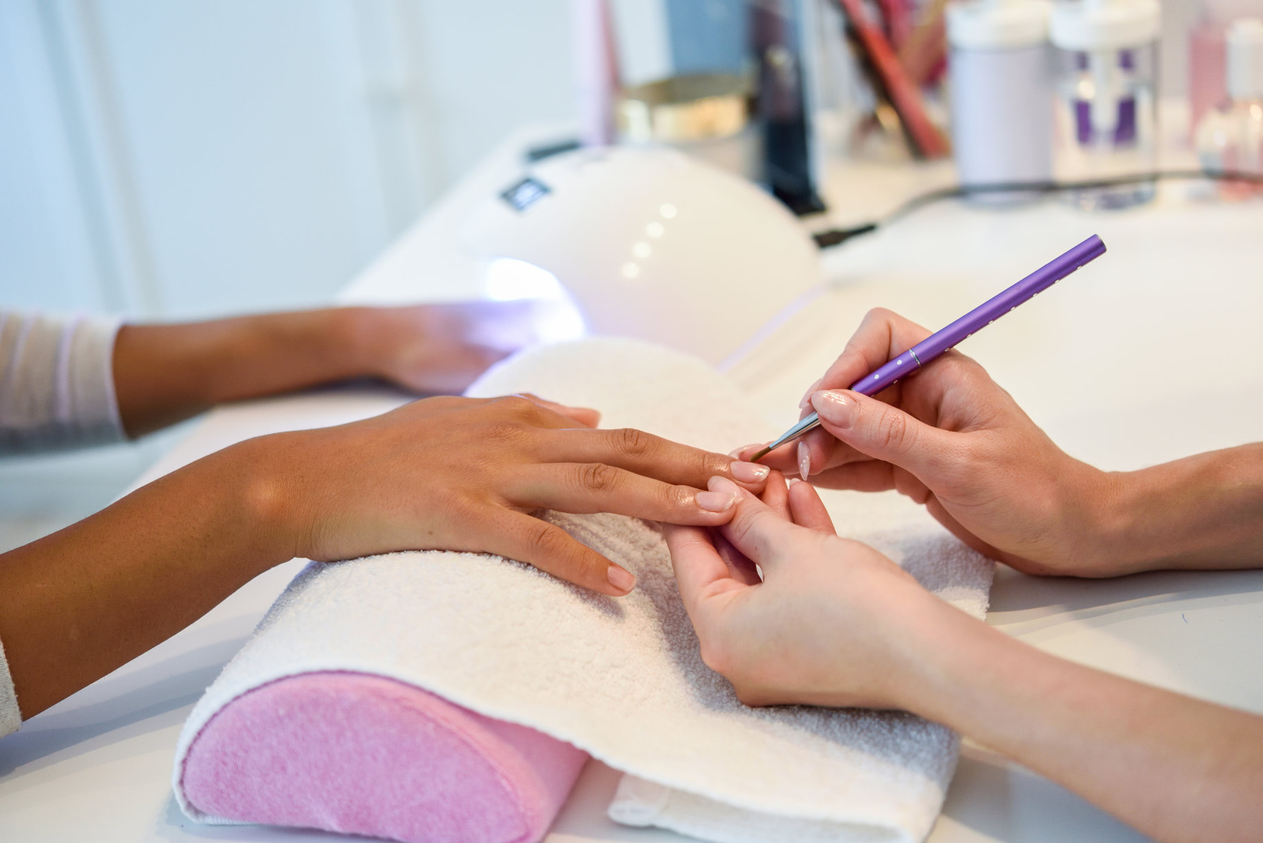 Mujer contrajo VPH y cáncer tras procedimiento de manicura en salón de belleza