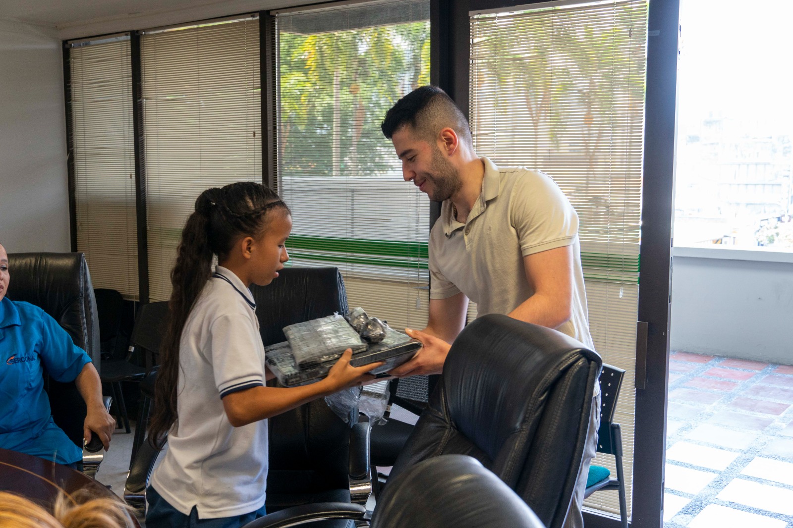 Gobernación de Risaralda entrega computadores a niños de escasos recursos para mejorar su educación
