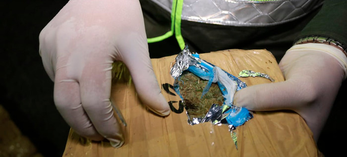 Mujer esconde media tonelada de marihuana en la habitación de su hija en Bogotá