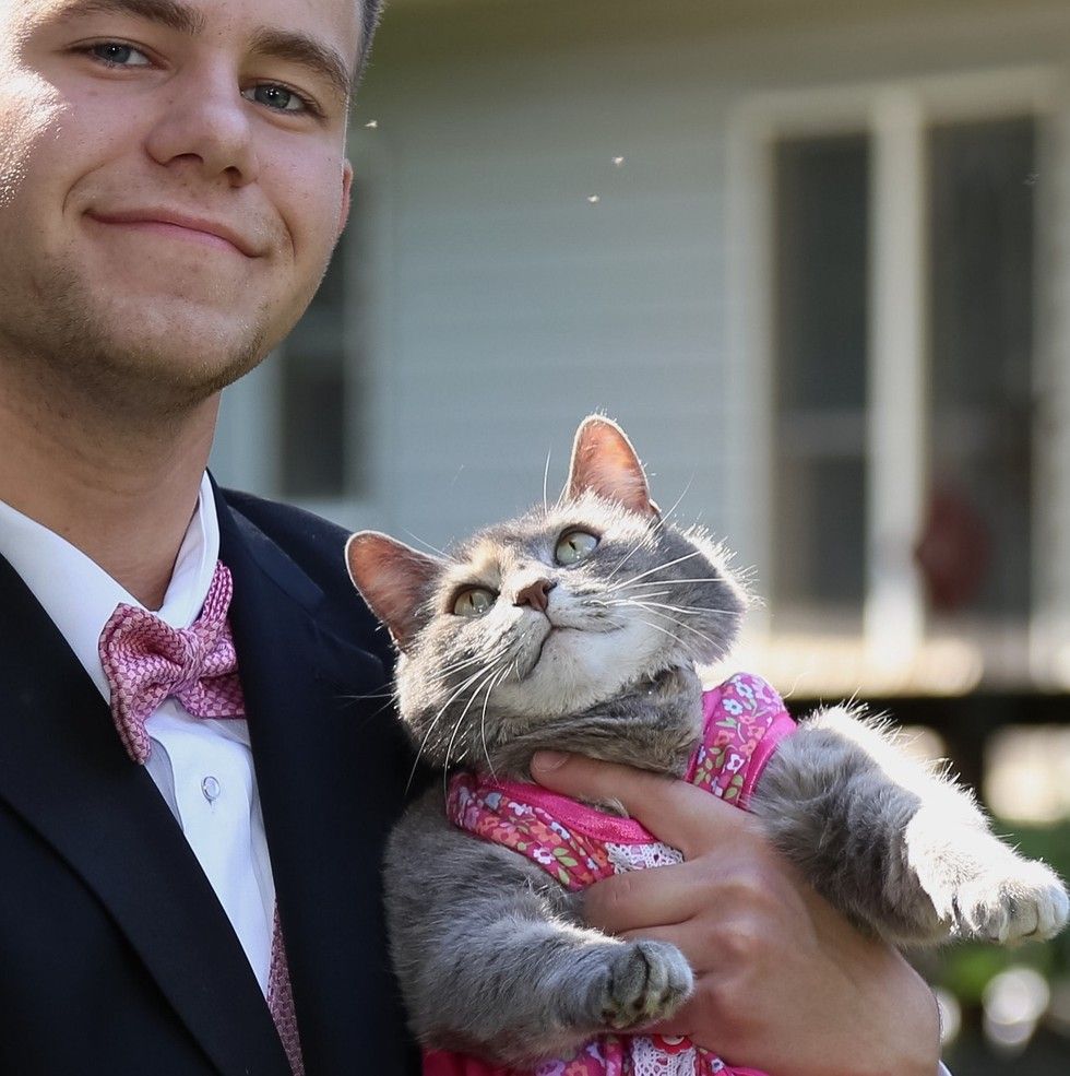 Joven lleva a su gata al baile de graduación de la escuela