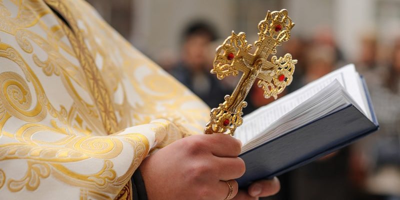 Sacerdote fue suspendido tras anunciar su boda con "la encarnación mística" del Espíritu Santo