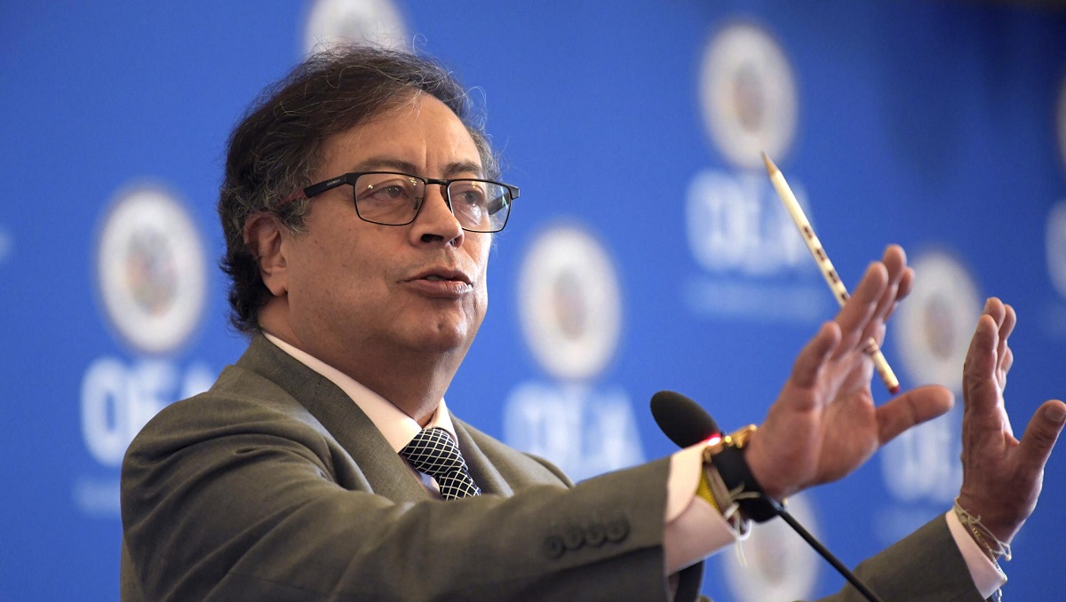 Presidente de Colombia afirma que hogares pobres subsidian a los más ricos a través de la gasolina.