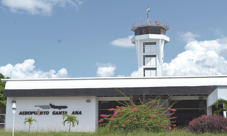 Habilitarían aeropuerto de Cartago para ayudas humanitarias en caso de erupción del Volcán