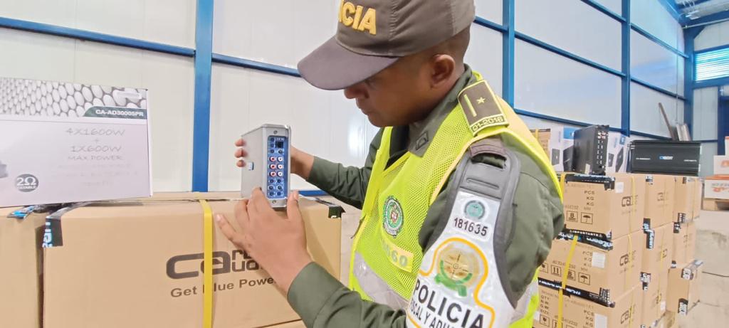 Policía aprehendió un contenedor con más de 1.650 electrodomésticos.