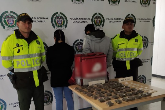 Pareja simulaba ser repartidores de domicilios para vender drogas en Manizales.