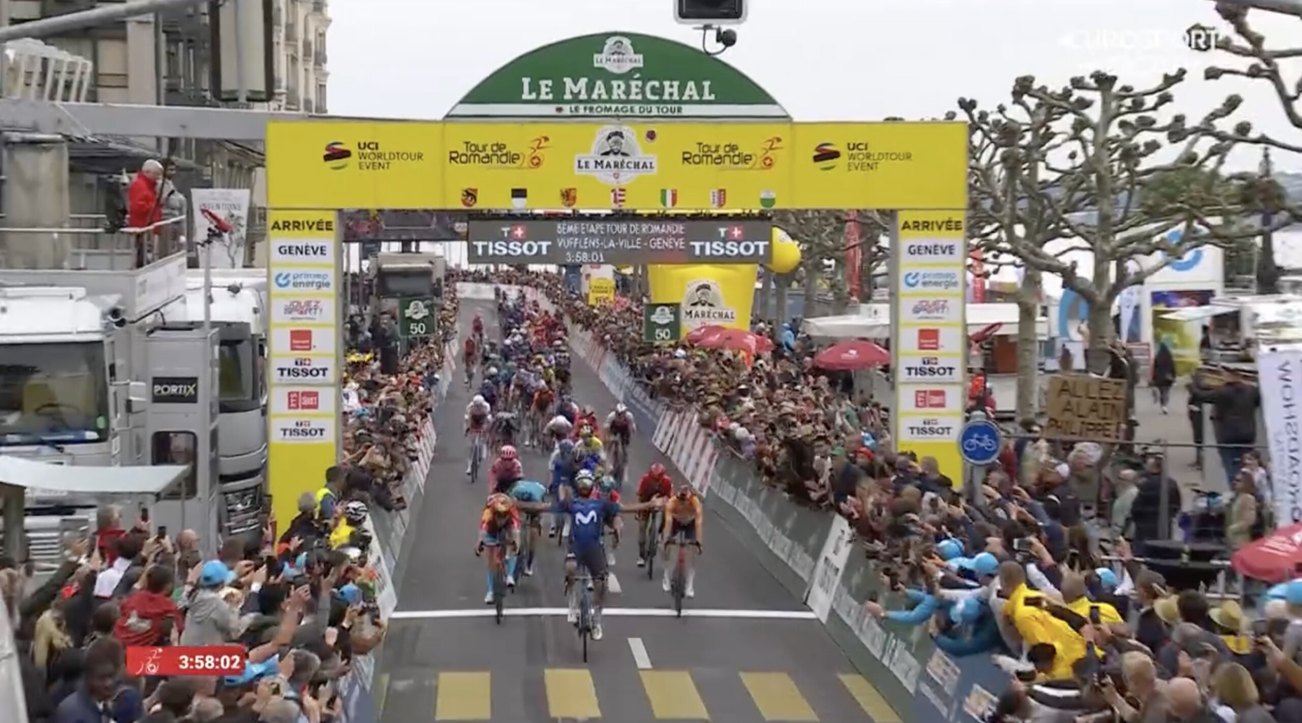 Fernando Gaviria gana la última etapa del Tour de Romandía.