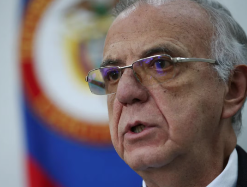 Fiscalía investiga a Ministro de Defensa por presuntos sobrecostos en compra de vehículos de guerra.