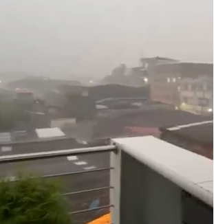 Bomberos de Sevilla atienden llamados por fuerte vendaval y lluvias en la localidad