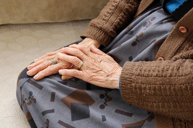 ¡Desgarrador! Abuelita fue sacada de su propia casa.