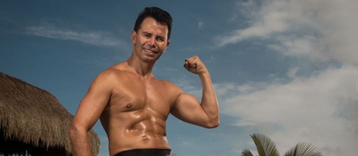 Jhonny Rivera fue visitado por un muerto.