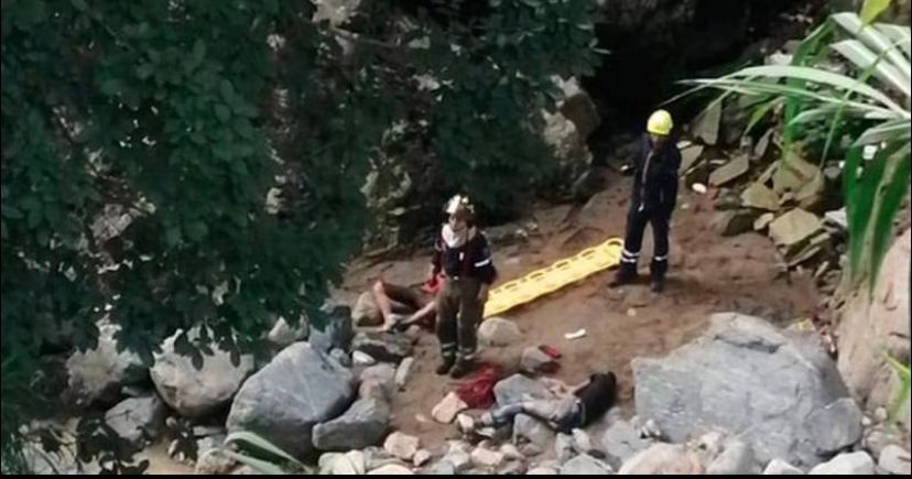 Menores iban a ser linchados y prefirieron lanzarse de un puente.