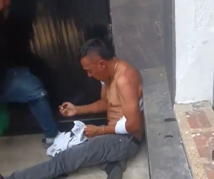 Masajean a presunto ladrón en Cali, otro caso de justicia por mano propia.