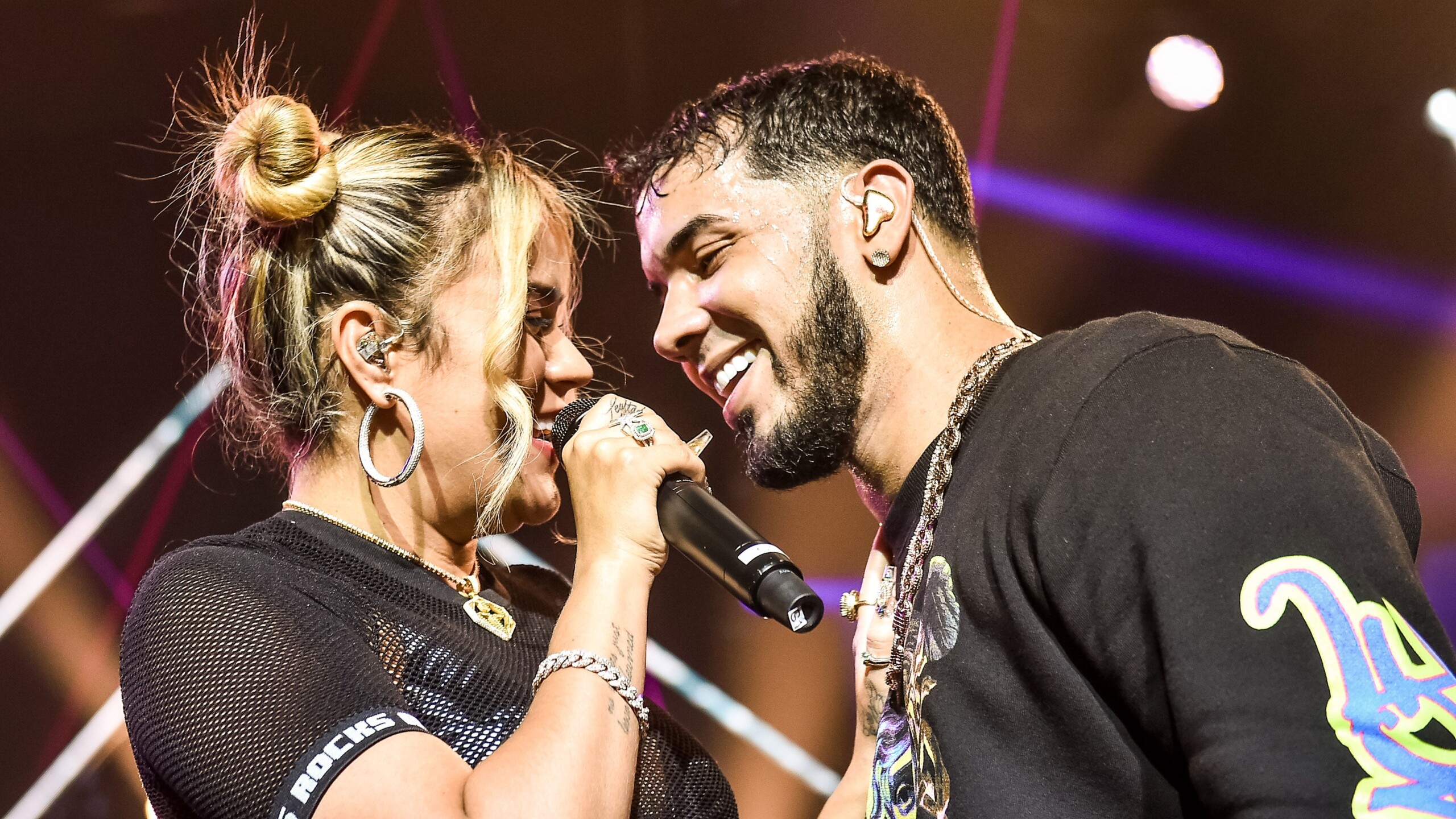 Anuel besa cojín de 'La Bichota' y confiesa que sigue pensando en ella.