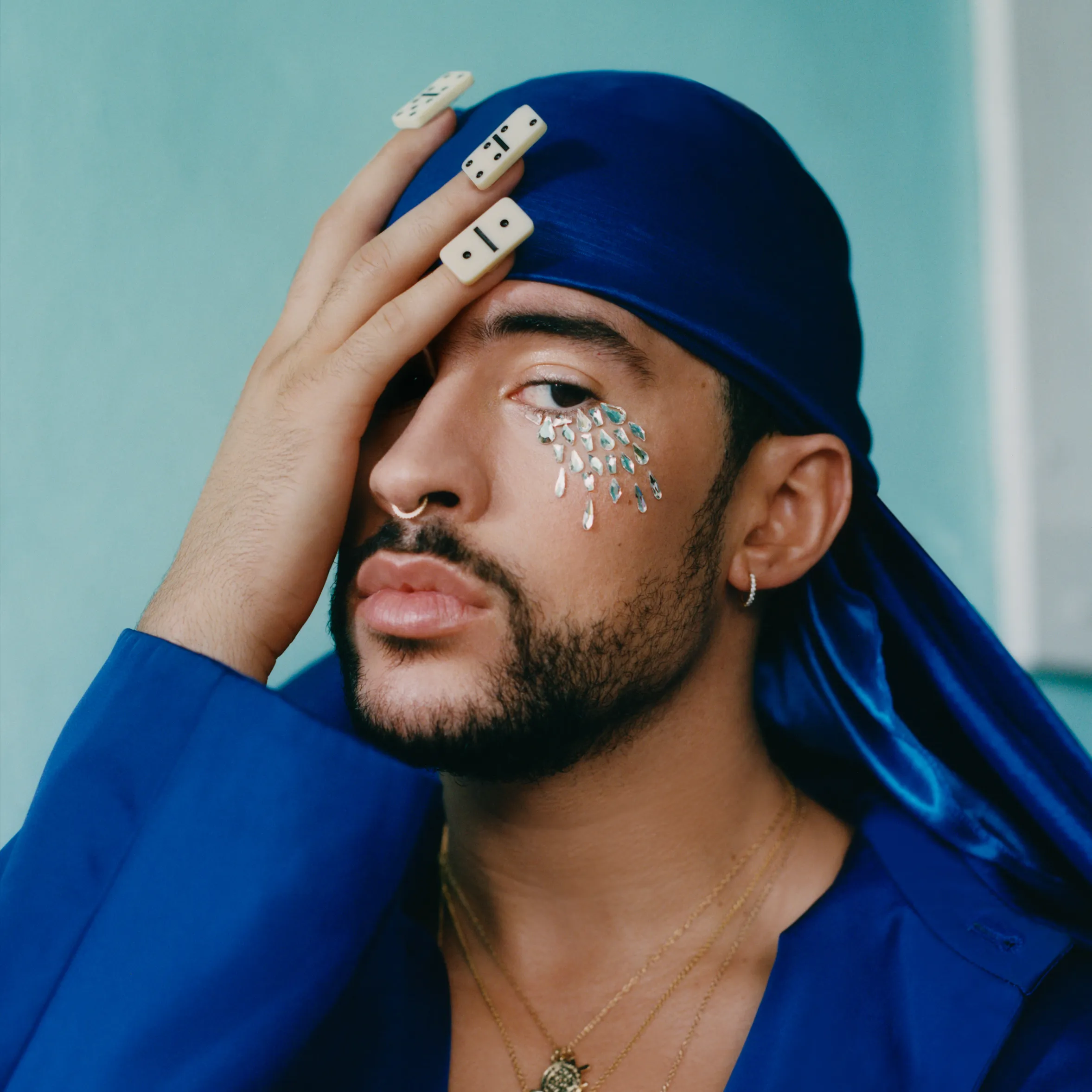 Bad Bunny genera controversia por su reacción a una fan con su rostro tatuado.