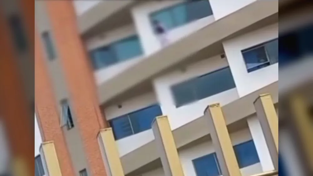 Joven se lanza desde el quinto piso ante la mirada de todos.