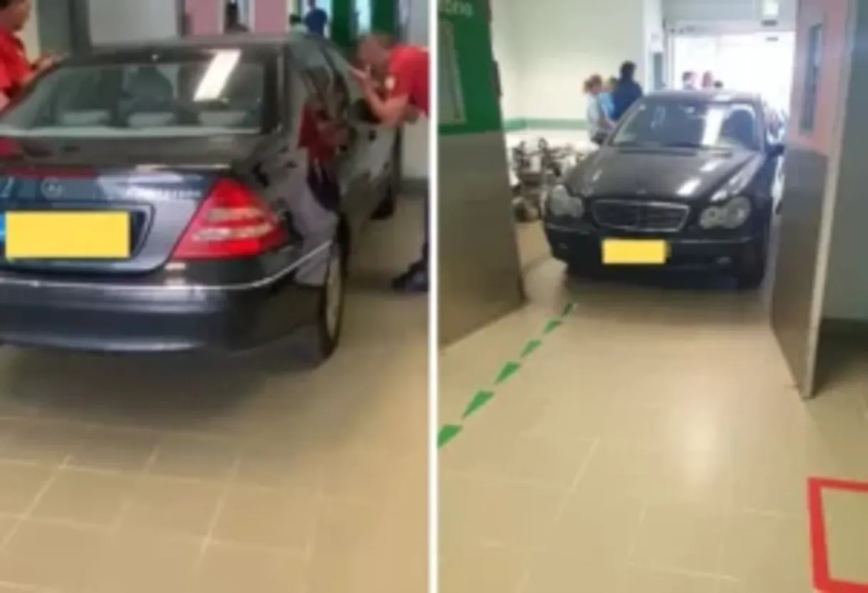 Hombre estrella su carro contra un hospital por falta de atención.
