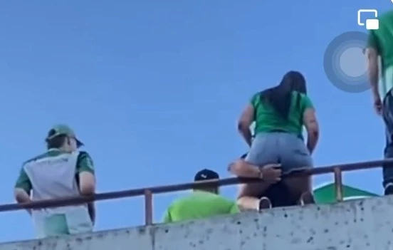 Hinchas de Nacional son captados en pleno toqueteo.