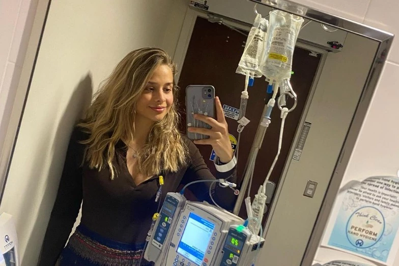 Influencer descubre enfermedad mortal tras constantes eructos.