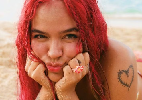 Karol G reapareció con sensual sesión de fotos en tanguita.