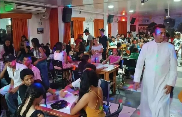 Sacerdote rescata a jóvenes de discotecas.