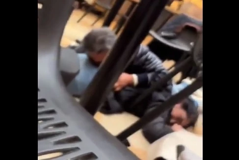 "Trágico escape fallido: Érika Aponte intenta huir mientras su agresor la persigue".