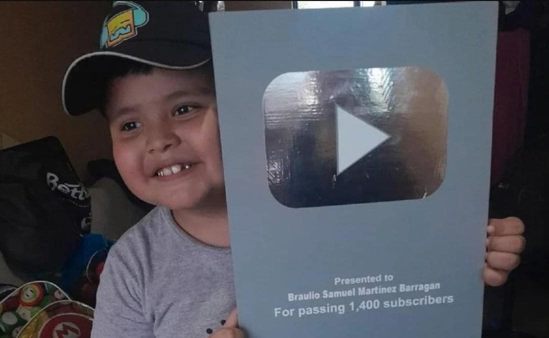 Papá orgulloso le hizo a su hijo placa de Youtube para animarlo y ahora hasta google lo sigue.