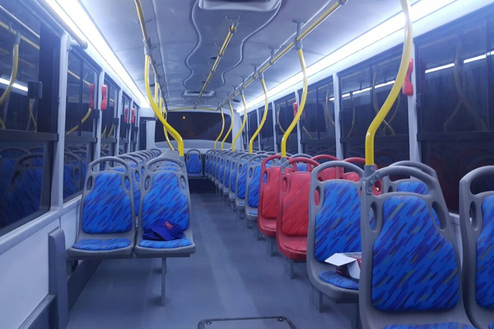 Mujer se subió a un bus en bikini, al parecer tenía mucho calor.