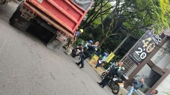Mujer pierde su brazo en aparatoso accidente de moto.