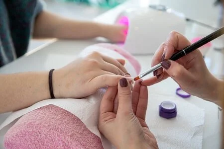 Se hizo las uñas en acrílico y terminó viviendo una tragedia.