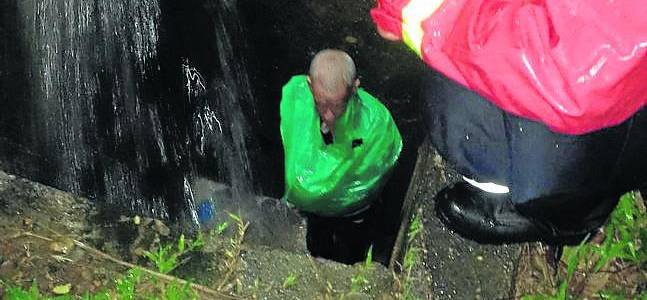 Adulto mayor cayó en un hueco que no estaba señalizado cuando iba en su bicicleta.