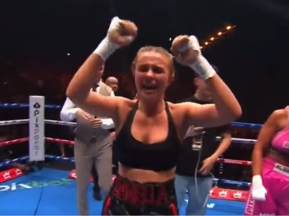 Polémica Celebración de Boxeadora: Daniella Hemsley Muestra sus Senos tras Ganar Combate