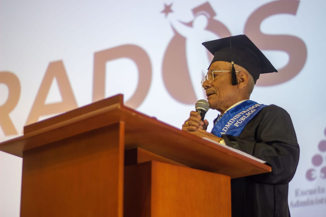 Don Antonio, de 73 años logra ser profesional con la ESAP y se convierte en inspiración nacional