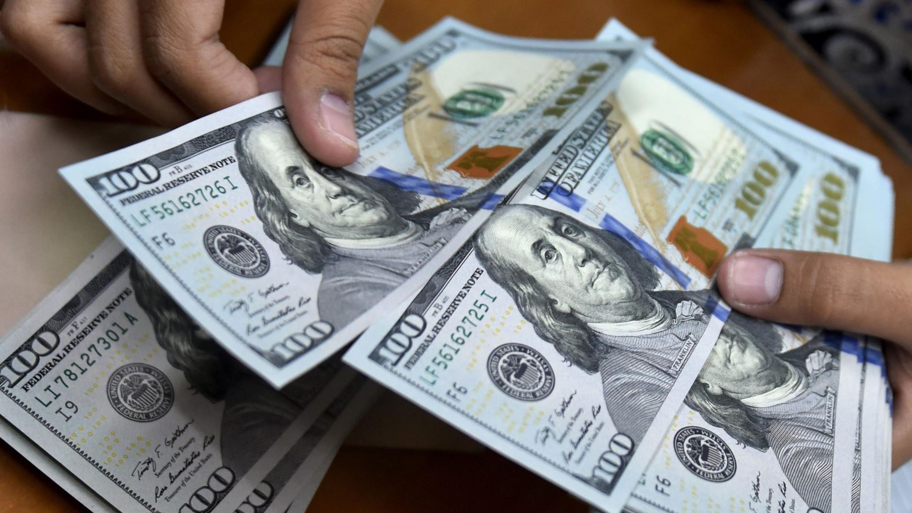 Leve disminución en el valor del dólar