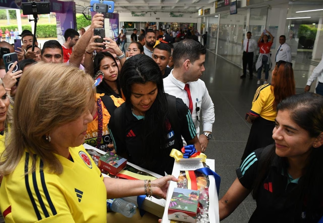 Selección Colombia femenina recibe cálido recibimiento en Cali