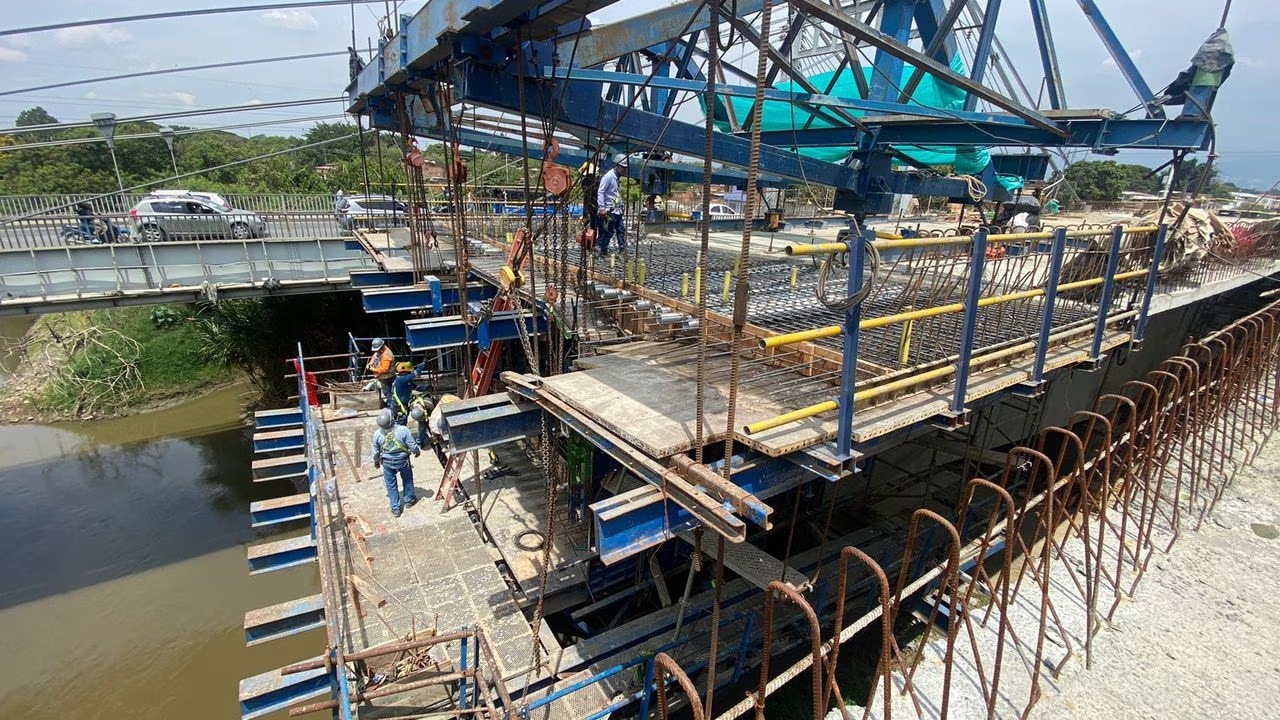 Demolición parcial en el puente de Juanchito