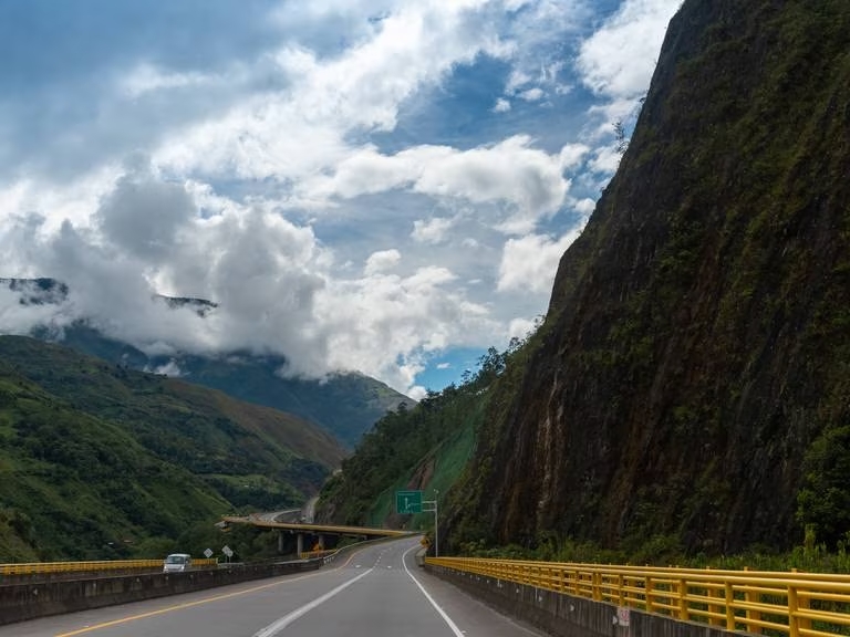 Vía al Llano en Cundinamarca reabierta tras protestas de la comunidad de Guayabetal