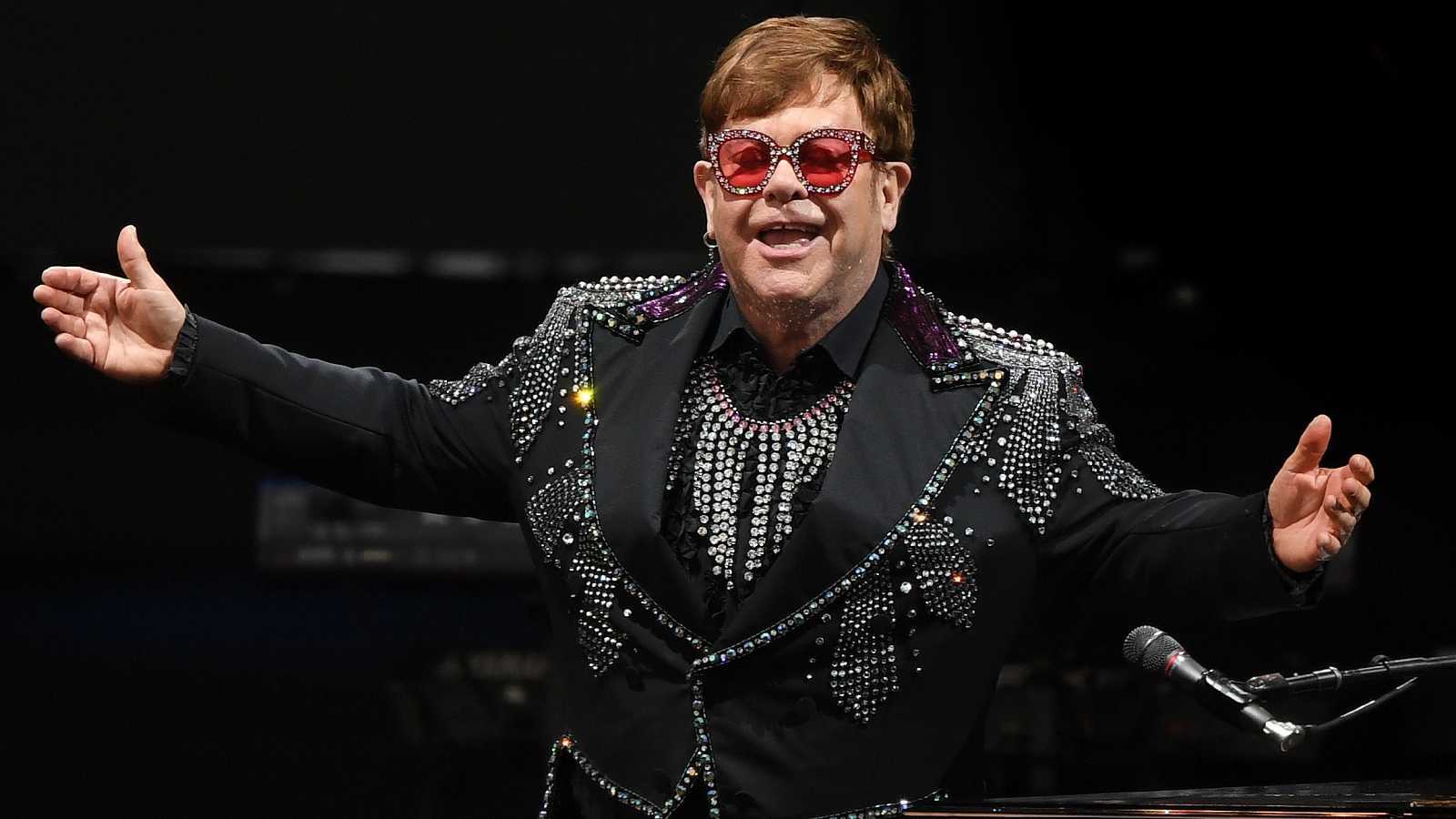 Elton John hospitalizado tras accidente en su casa en el sur de Francia