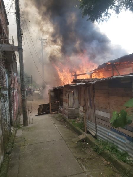 Voraz Incendio en Vía San Joaquín de Pereira
