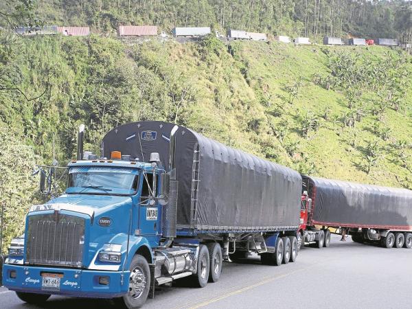 Aumento del ACPM en Colombia: Transportadores advierten paro nacional.
