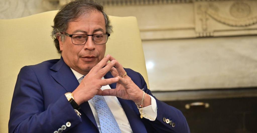 Presidente Gustavo Petro Expresa Controversia en Redes Sociales