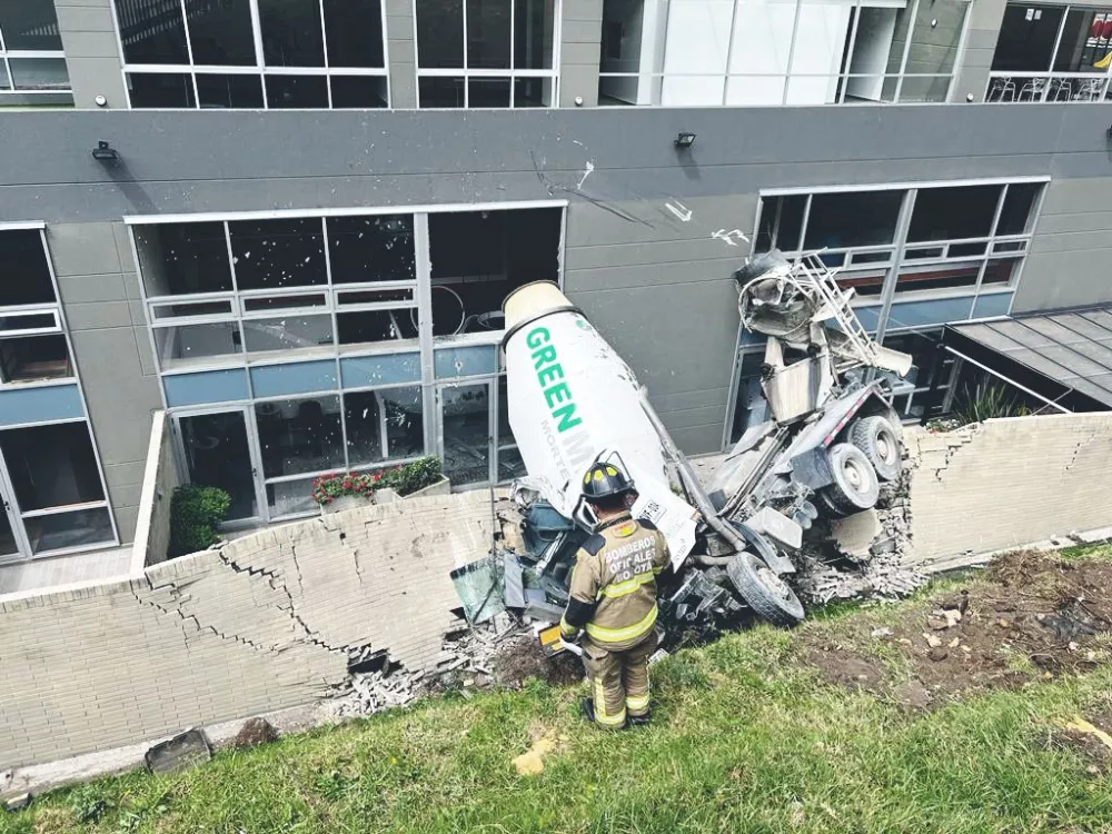 Camión mezclador choca contra edificio en el norte de Bogotá