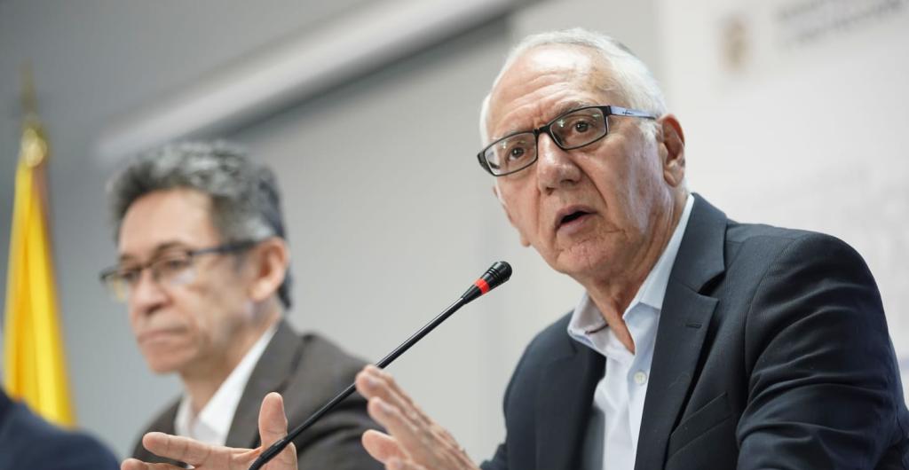 Declaraciones del Ministro de Salud Sobre las Vacunas COVID-19 Desatan Fuerte Respuesta