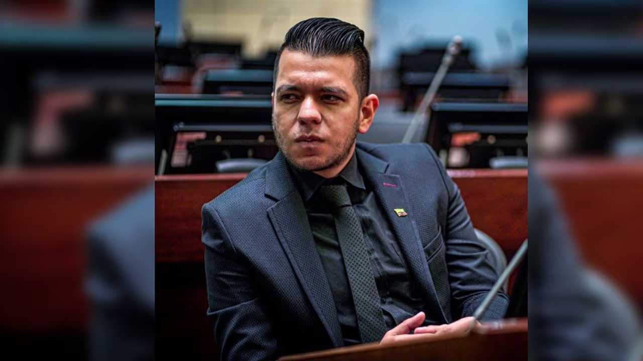 Denuncia de Jota Pe Hernández Revela Gastos Excesivos en Alimentos Ultraprocesados por Parte del Gobierno