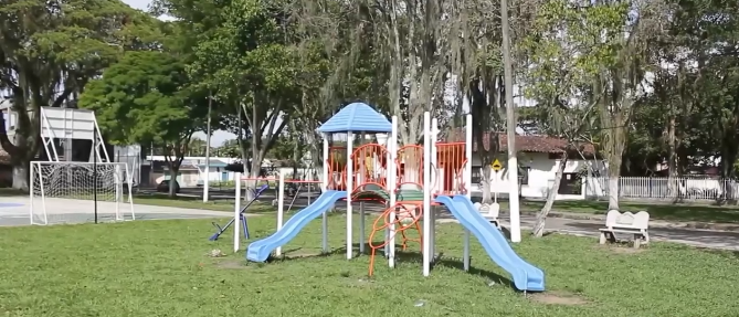 Se instalaron juegos infantiles en parques de Cartago