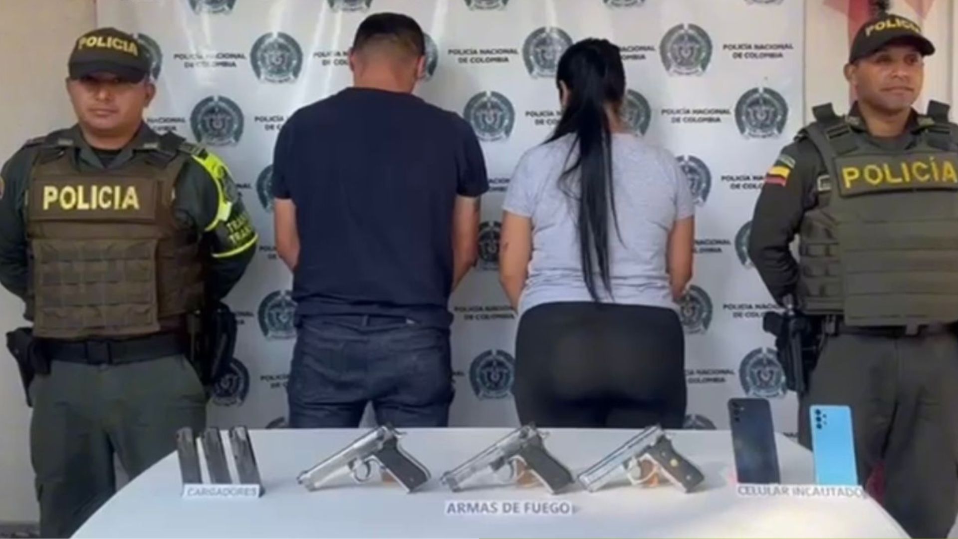 Hombre y Mujer Llevaban 3 Pistolas En El Bus