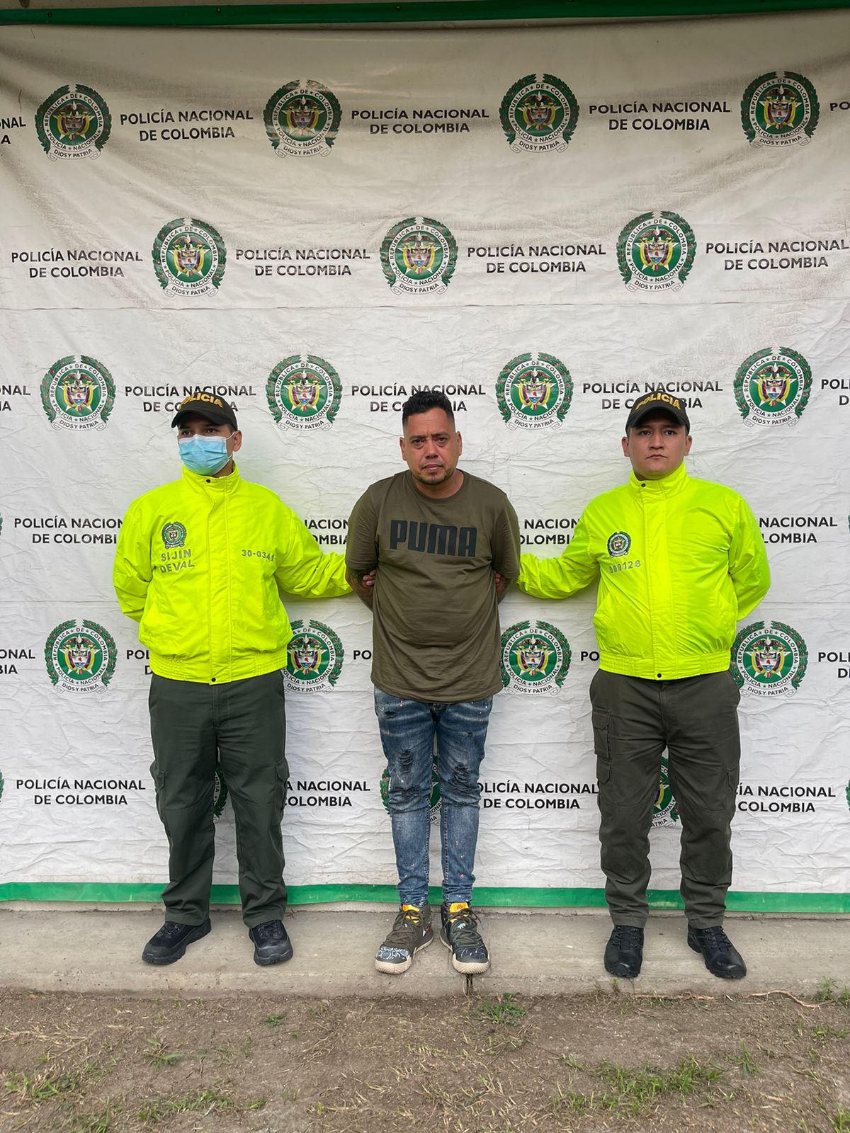 Policía Captura a un Hombre con Circular Roja de Interpol