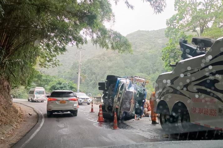 Conductor quedó atrapado en volcamiento de tractocamión