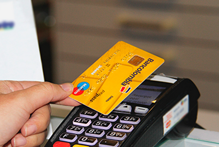Cambio diarios para tarjetas débito Bancolombia, que afectará compras navideñas.